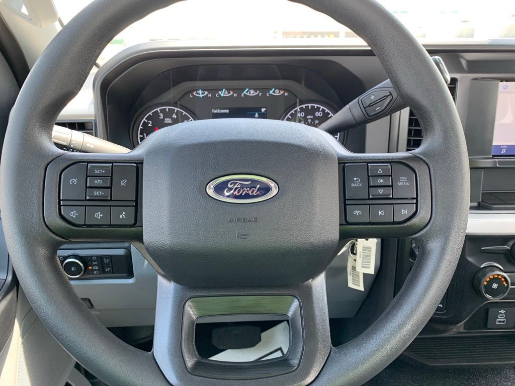 Ford F-250SD Vehicle Full-screen Gallery Image 13