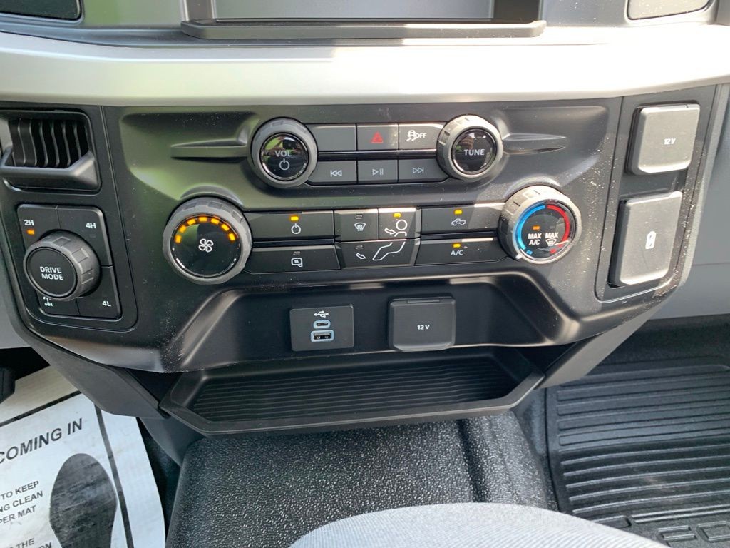Ford F-250SD Vehicle Full-screen Gallery Image 17