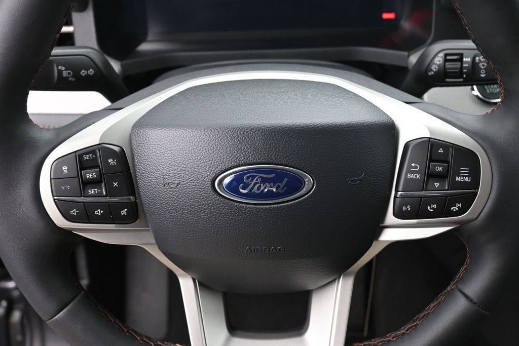 Ford Explorer Vehicle Full-screen Gallery Image 16