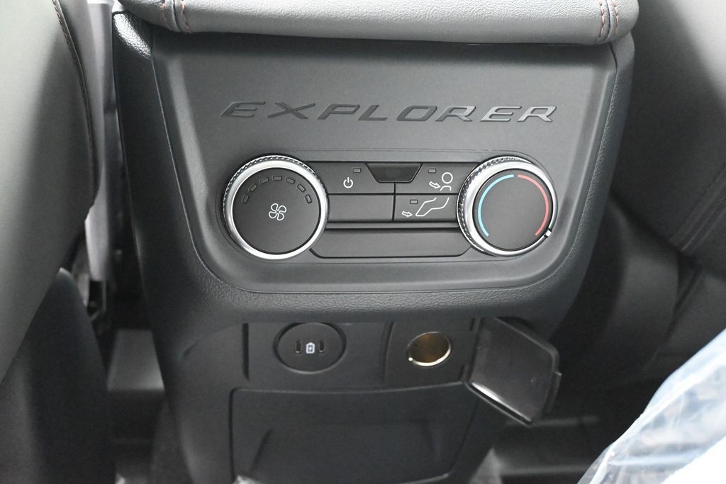 Ford Explorer Vehicle Full-screen Gallery Image 23