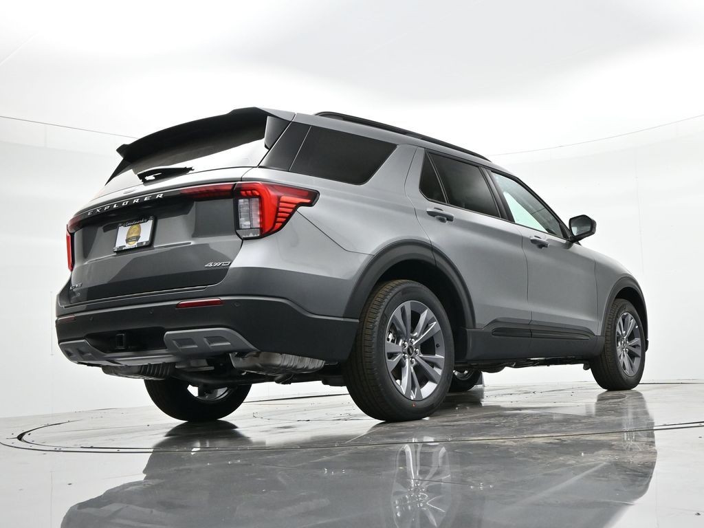 Ford Explorer Vehicle Full-screen Gallery Image 30