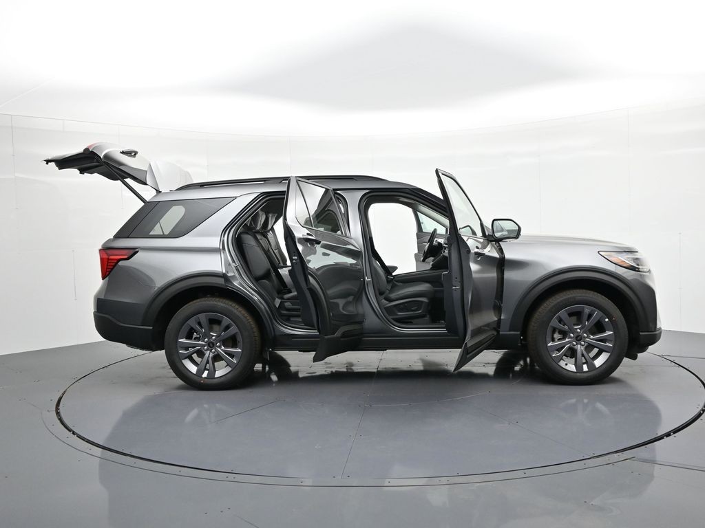 Ford Explorer Vehicle Full-screen Gallery Image 32