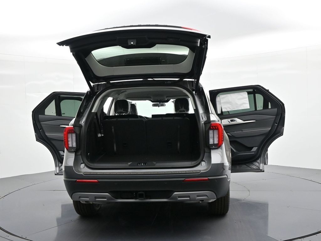 Ford Explorer Vehicle Full-screen Gallery Image 35