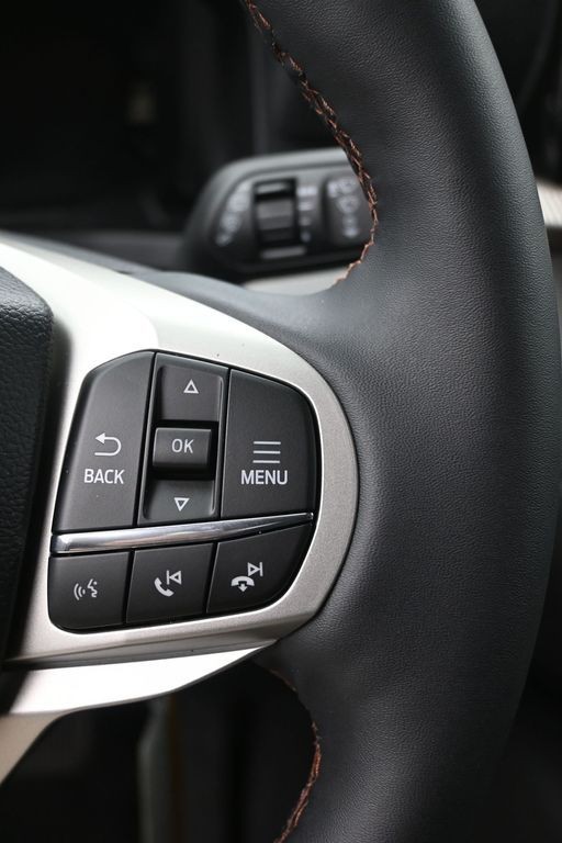 Ford Explorer Vehicle Full-screen Gallery Image 17