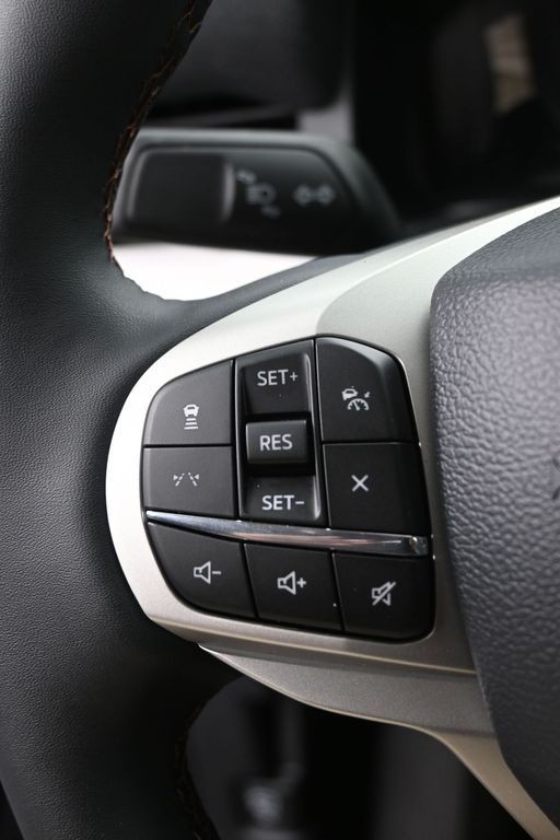 Ford Explorer Vehicle Full-screen Gallery Image 18