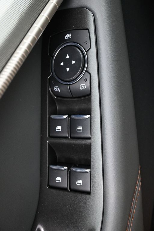 Ford Explorer Vehicle Full-screen Gallery Image 22