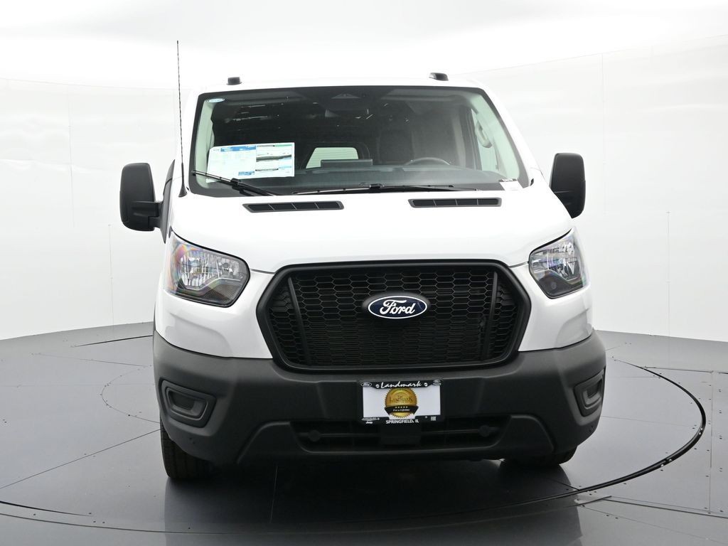 Ford Transit-250 Vehicle Full-screen Gallery Image 3