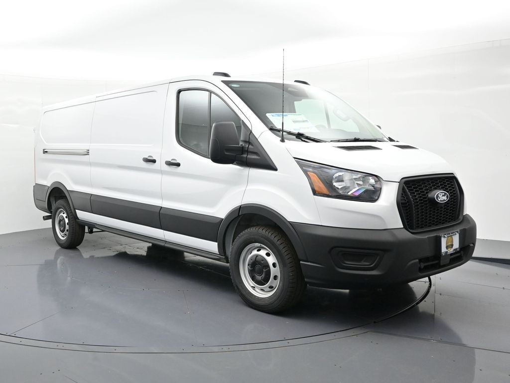 Ford Transit-250 Vehicle Full-screen Gallery Image 4