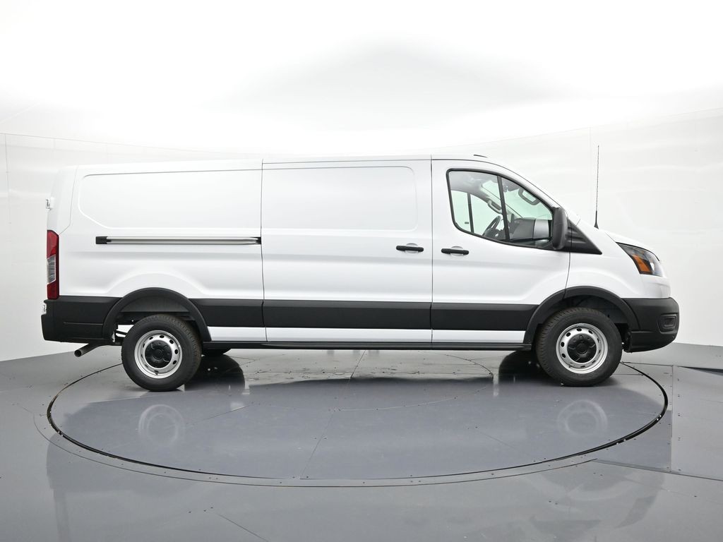 Ford Transit-250 Vehicle Full-screen Gallery Image 5