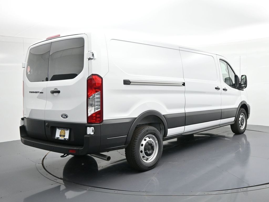 Ford Transit-250 Vehicle Full-screen Gallery Image 6