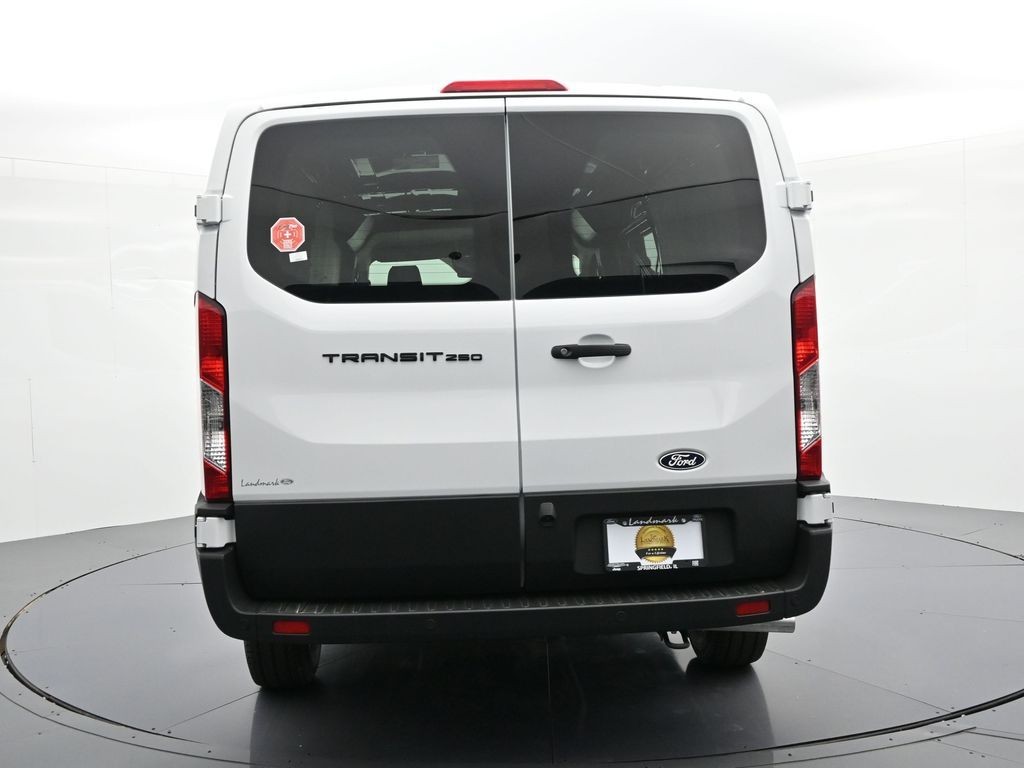 Ford Transit-250 Vehicle Full-screen Gallery Image 7