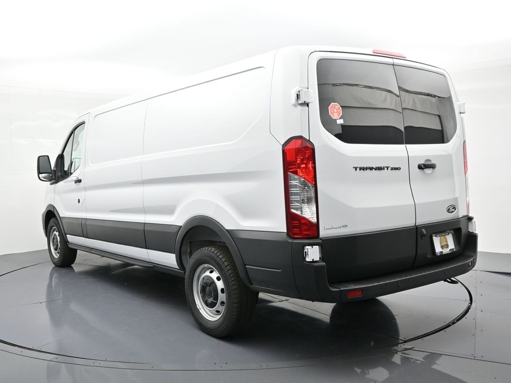 Ford Transit-250 Vehicle Full-screen Gallery Image 8
