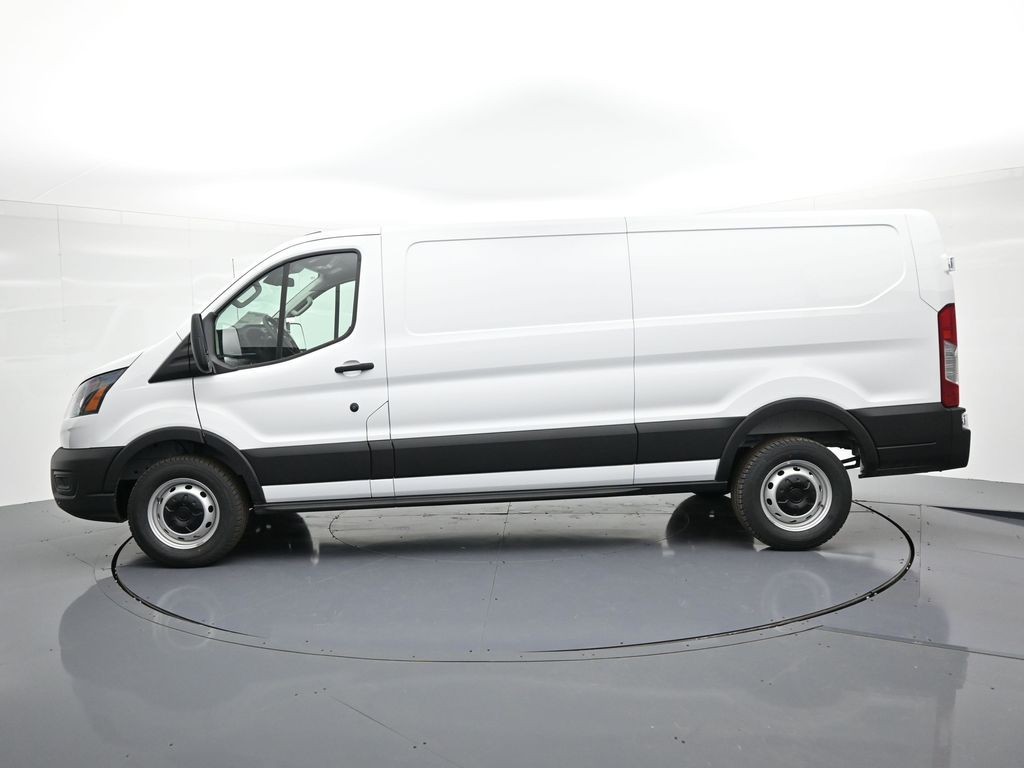 Ford Transit-250 Vehicle Full-screen Gallery Image 9