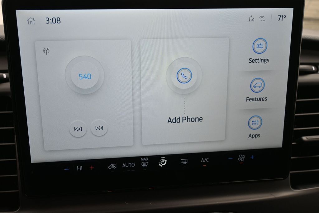 Ford Transit-250 Vehicle Full-screen Gallery Image 11