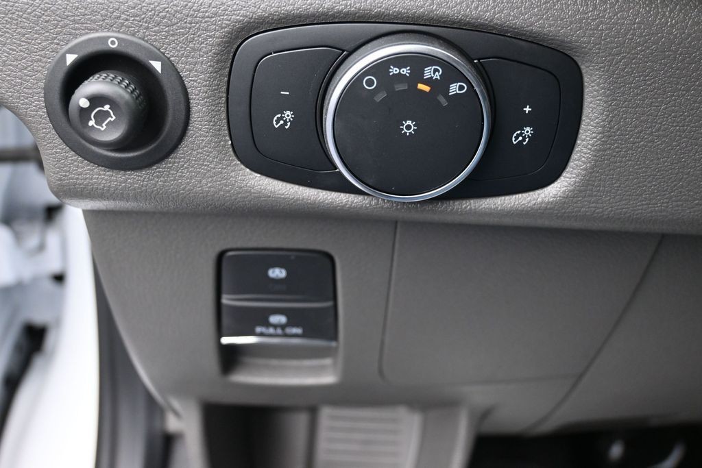 Ford Transit-250 Vehicle Full-screen Gallery Image 15