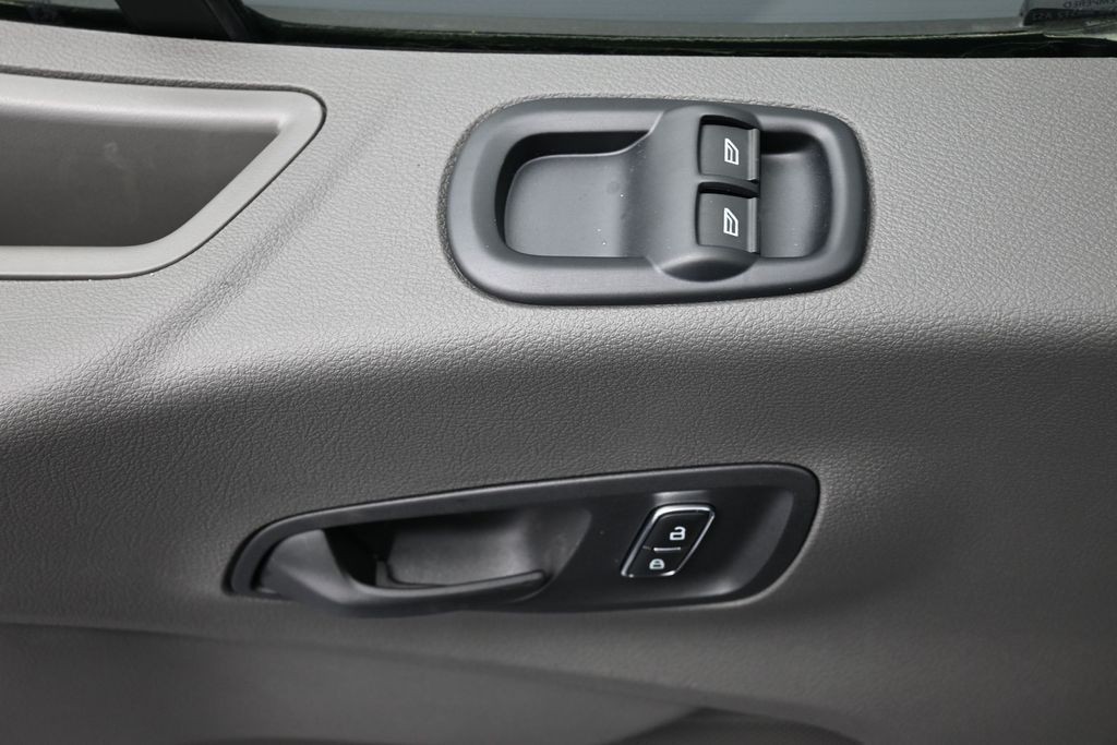 Ford Transit-250 Vehicle Full-screen Gallery Image 17