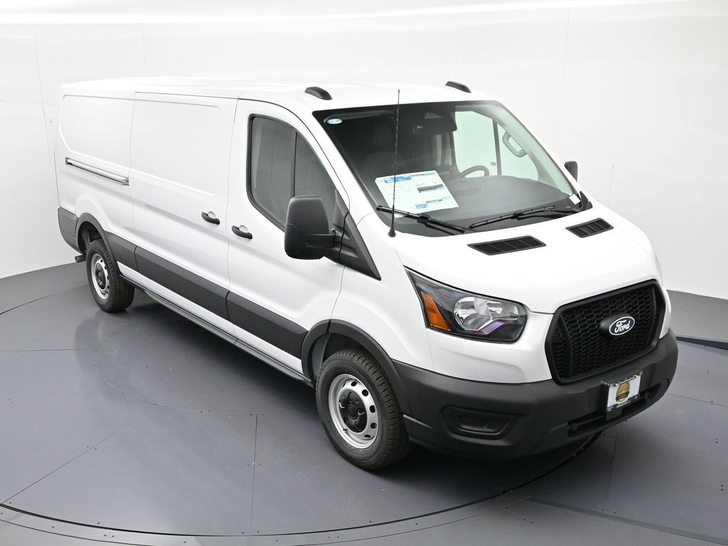 Ford Transit-250 Vehicle Full-screen Gallery Image 18