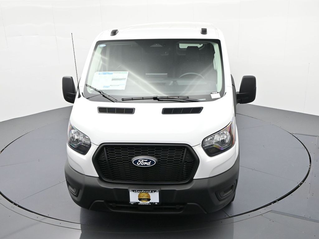 Ford Transit-250 Vehicle Full-screen Gallery Image 19