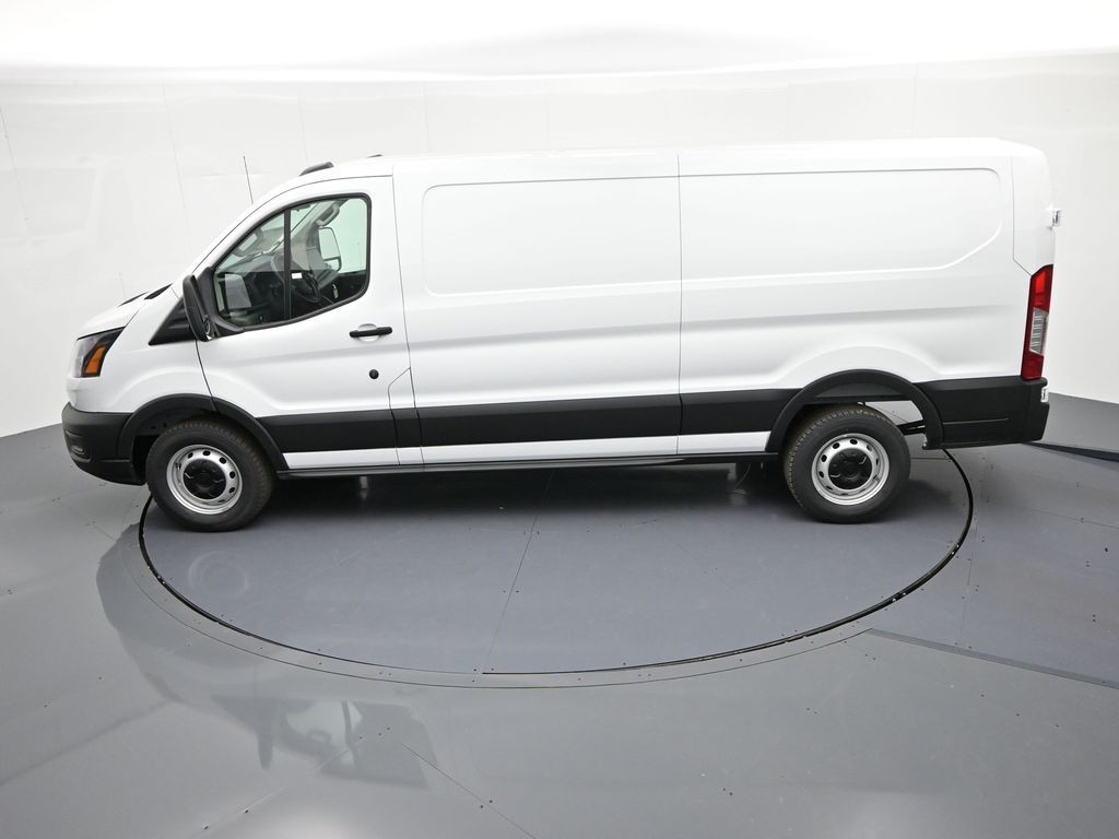 Ford Transit-250 Vehicle Full-screen Gallery Image 21