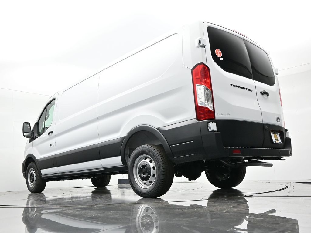 Ford Transit-250 Vehicle Full-screen Gallery Image 22