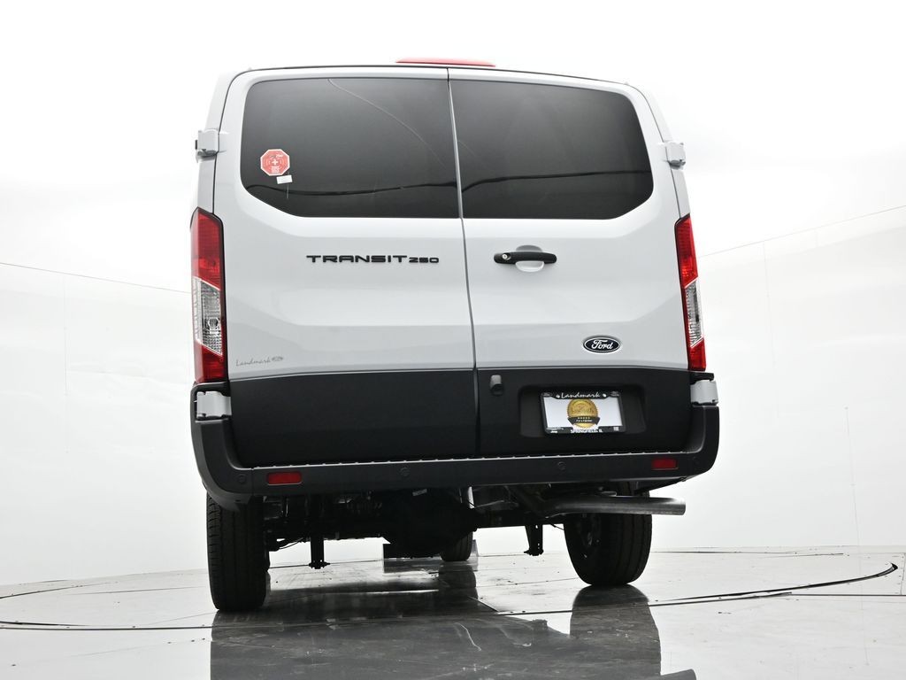 Ford Transit-250 Vehicle Full-screen Gallery Image 23