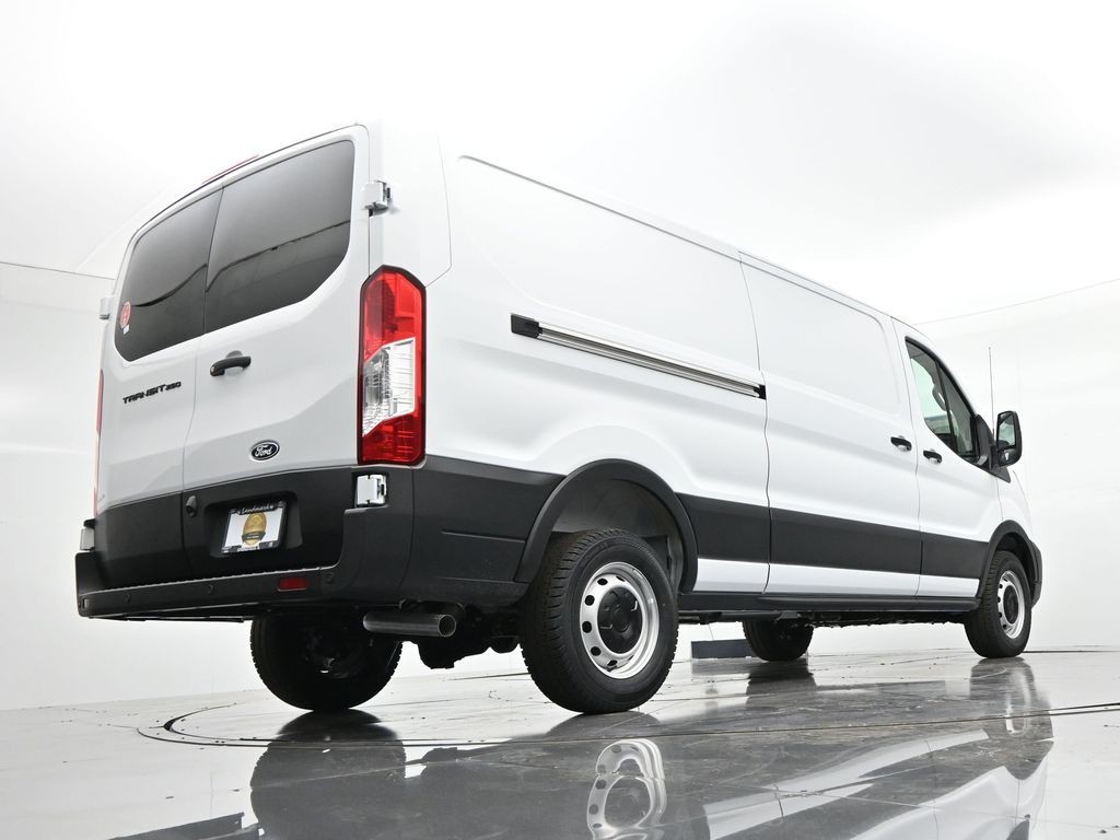 Ford Transit-250 Vehicle Full-screen Gallery Image 24