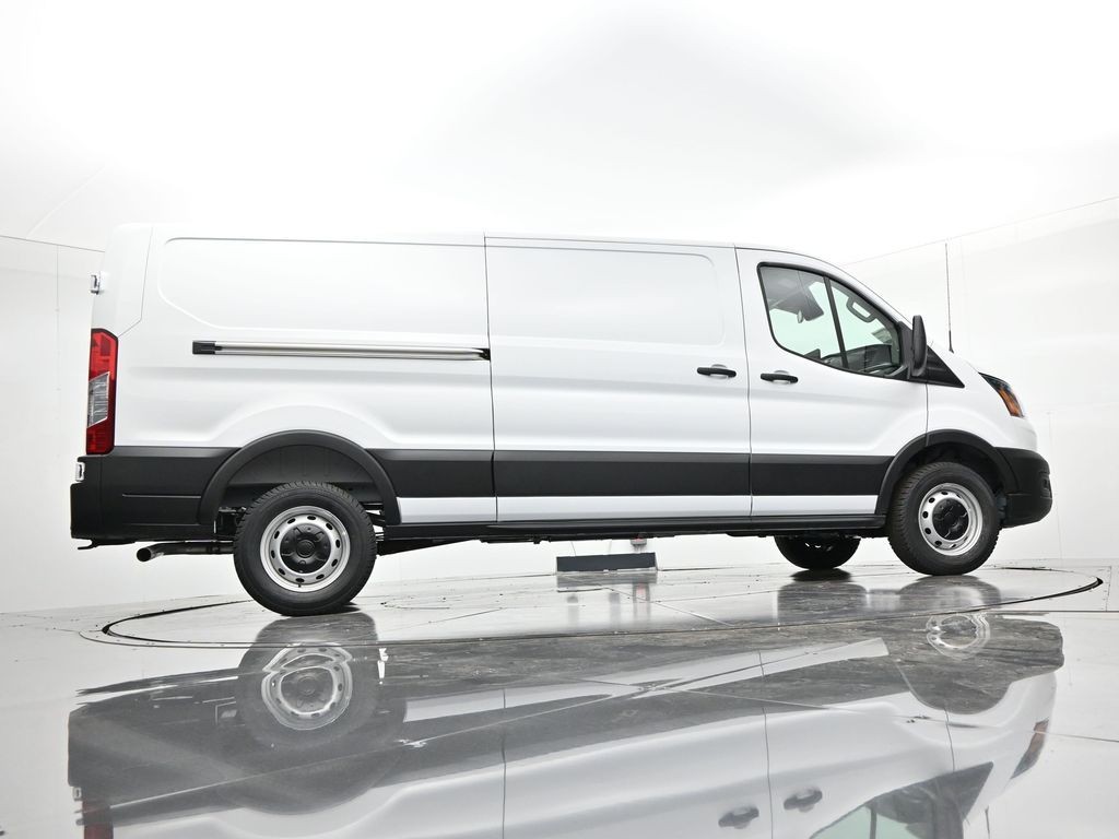 Ford Transit-250 Vehicle Full-screen Gallery Image 25