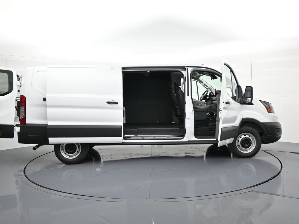 Ford Transit-250 Vehicle Full-screen Gallery Image 26