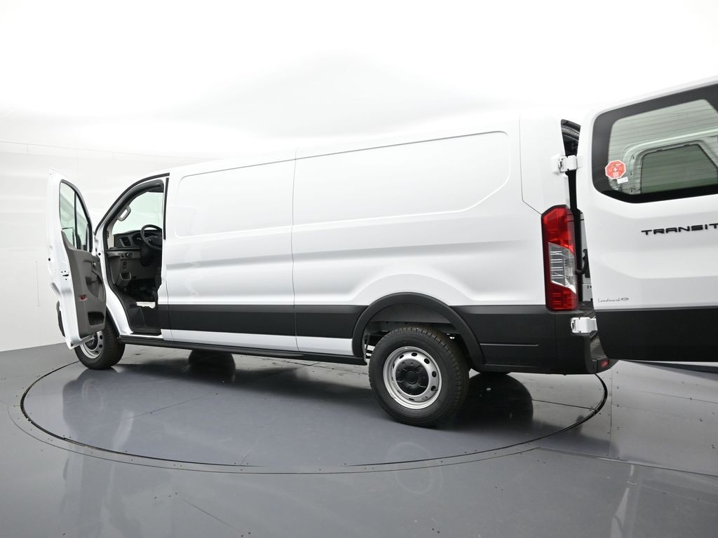 Ford Transit-250 Vehicle Full-screen Gallery Image 27