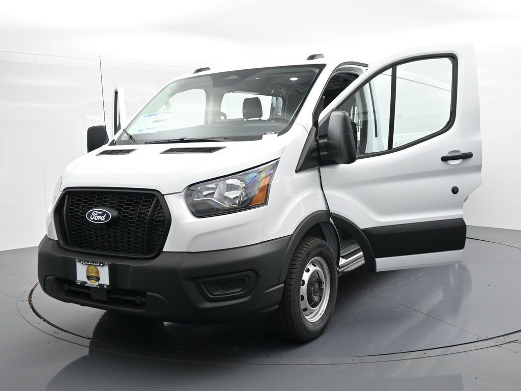 Ford Transit-250 Vehicle Full-screen Gallery Image 28