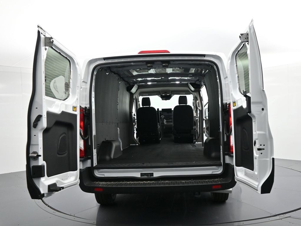 Ford Transit-250 Vehicle Full-screen Gallery Image 29