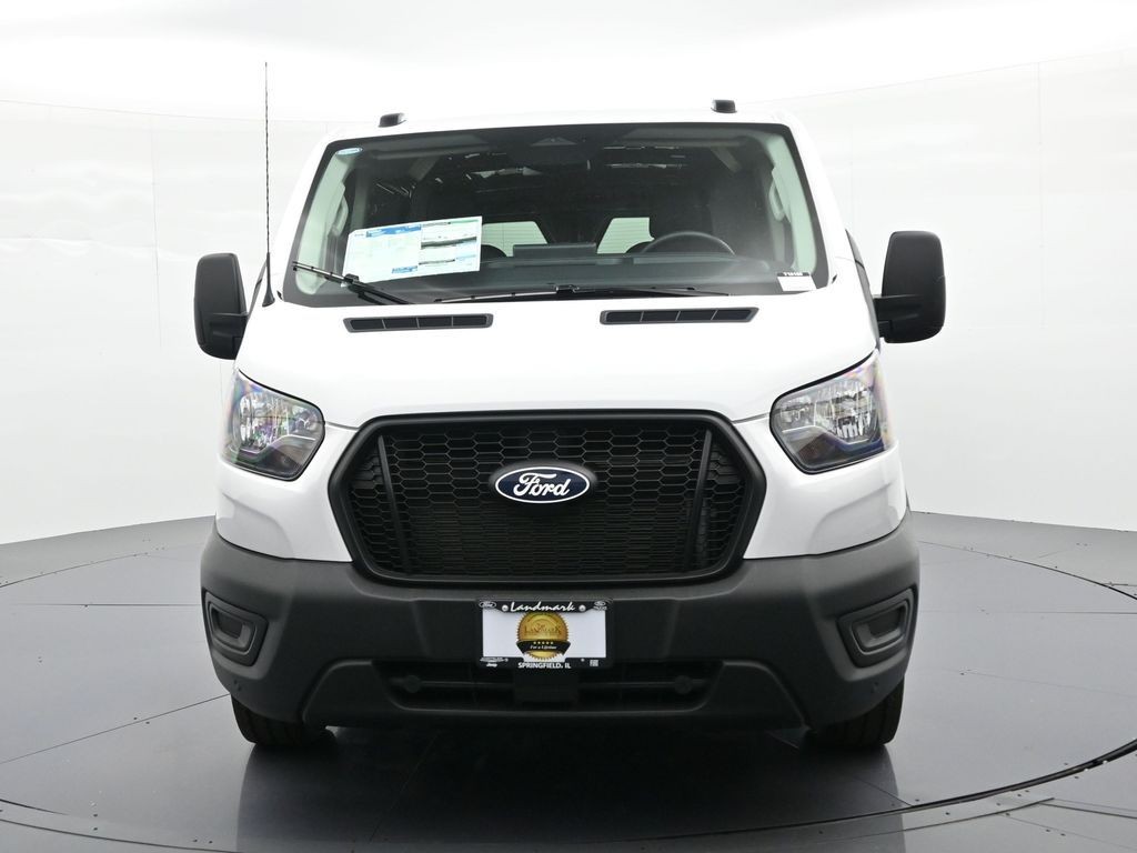 Ford Transit-350 Vehicle Full-screen Gallery Image 3
