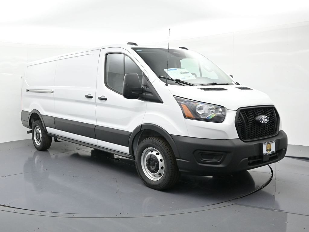 Ford Transit-350 Vehicle Full-screen Gallery Image 4