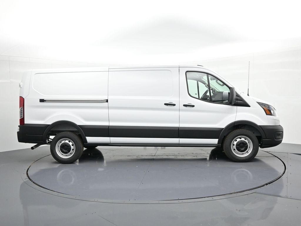 Ford Transit-350 Vehicle Full-screen Gallery Image 5