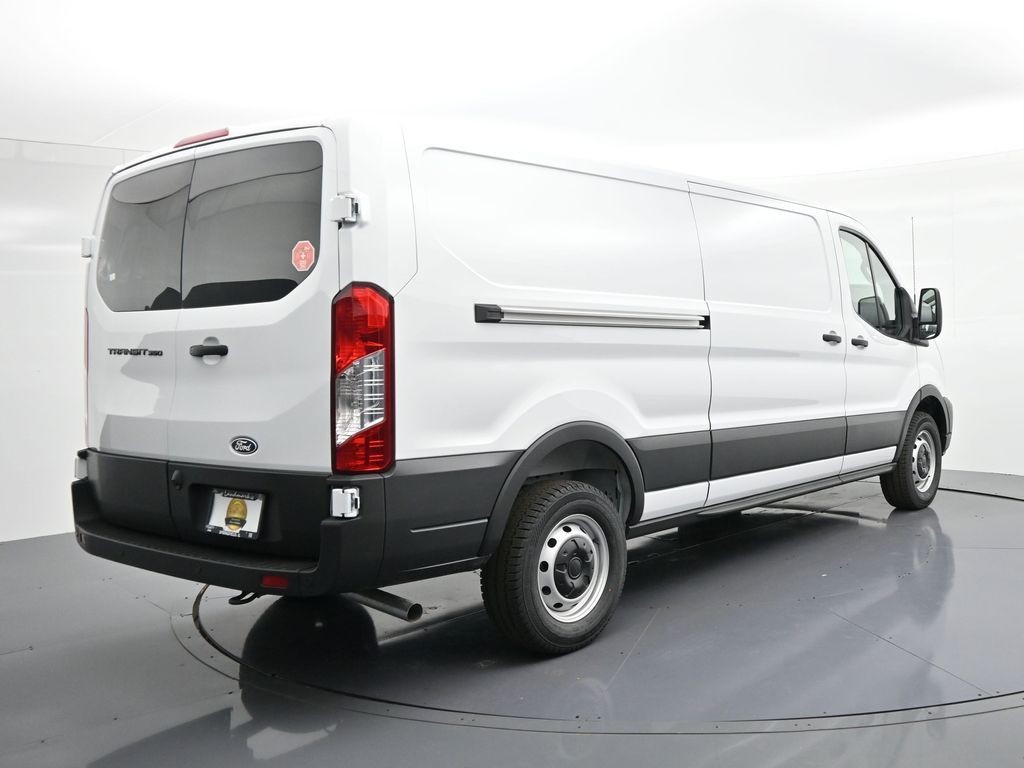 Ford Transit-350 Vehicle Full-screen Gallery Image 6