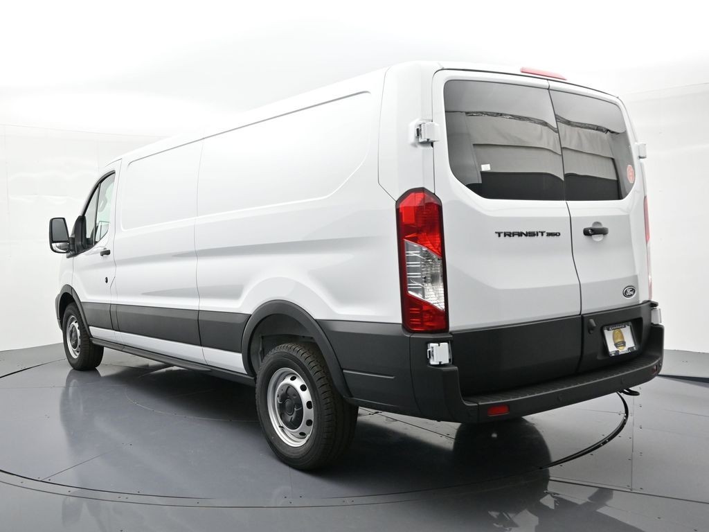 Ford Transit-350 Vehicle Full-screen Gallery Image 8