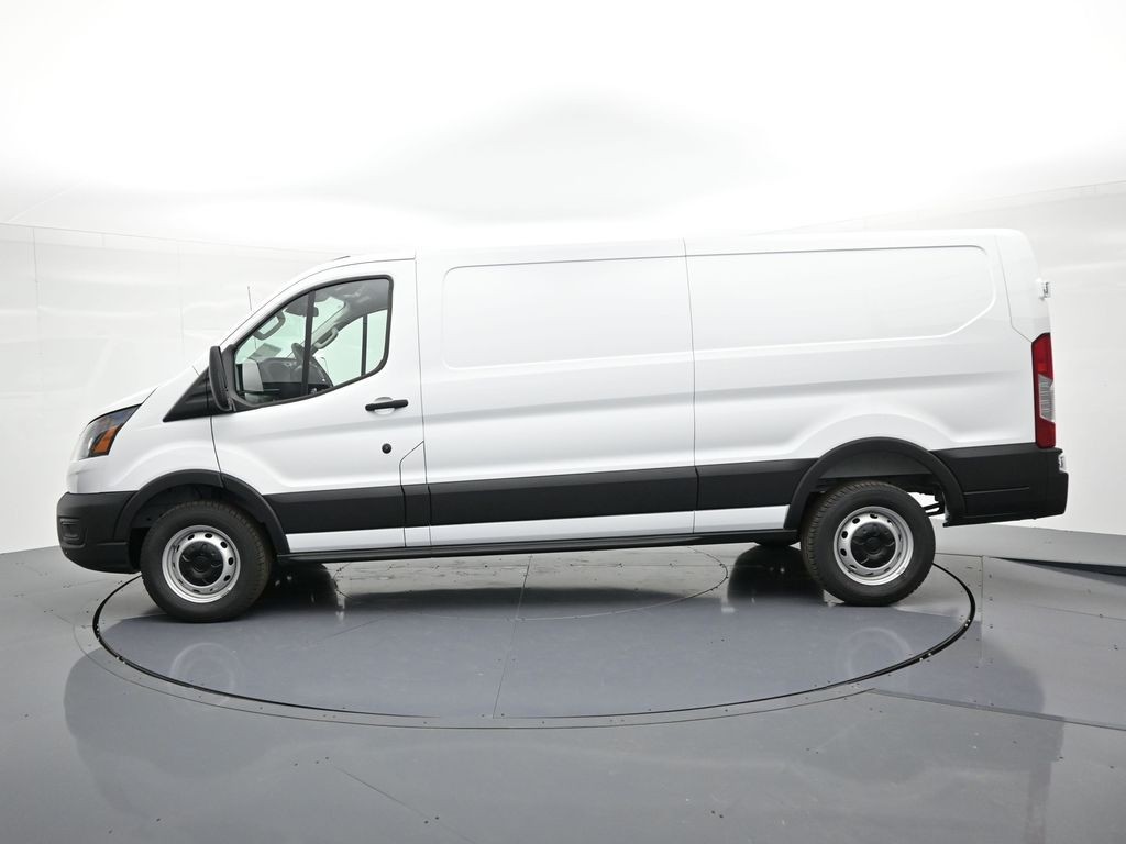 Ford Transit-350 Vehicle Full-screen Gallery Image 9