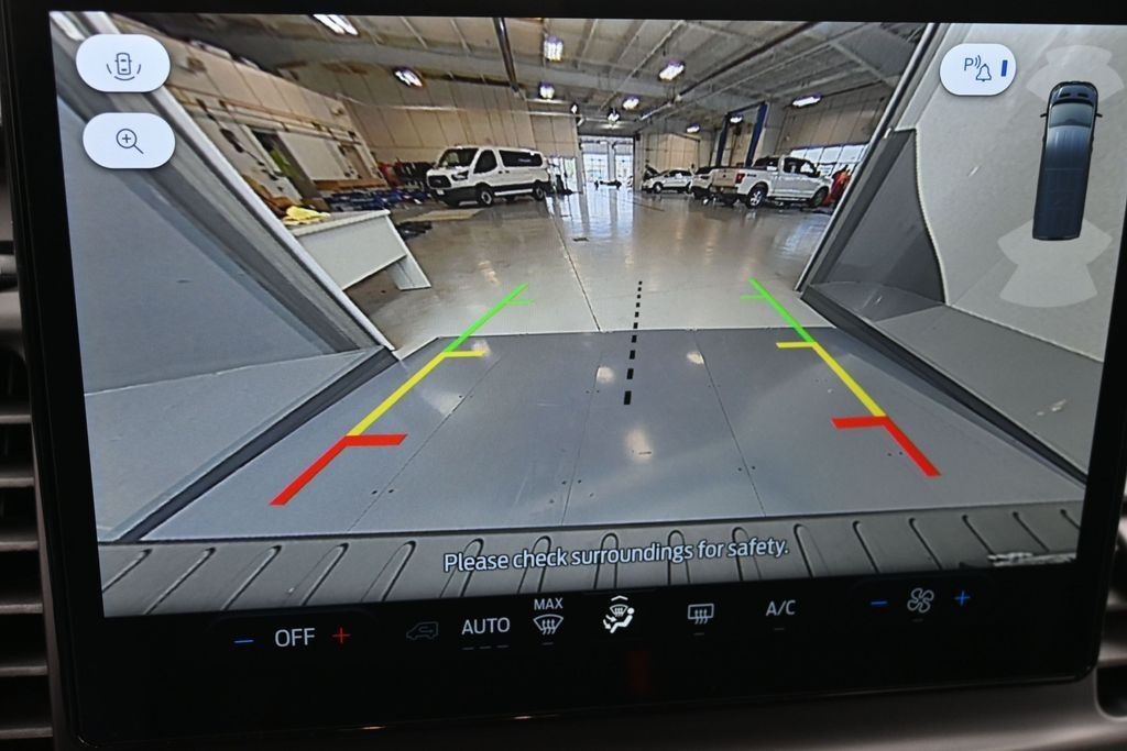 Ford Transit-350 Vehicle Full-screen Gallery Image 12