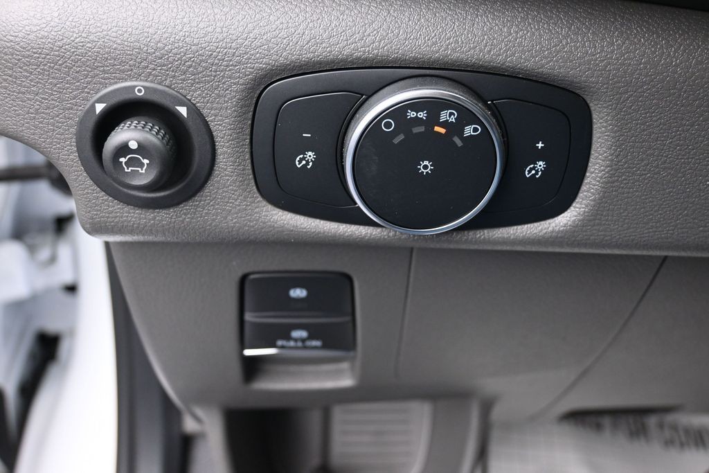 Ford Transit-350 Vehicle Full-screen Gallery Image 16