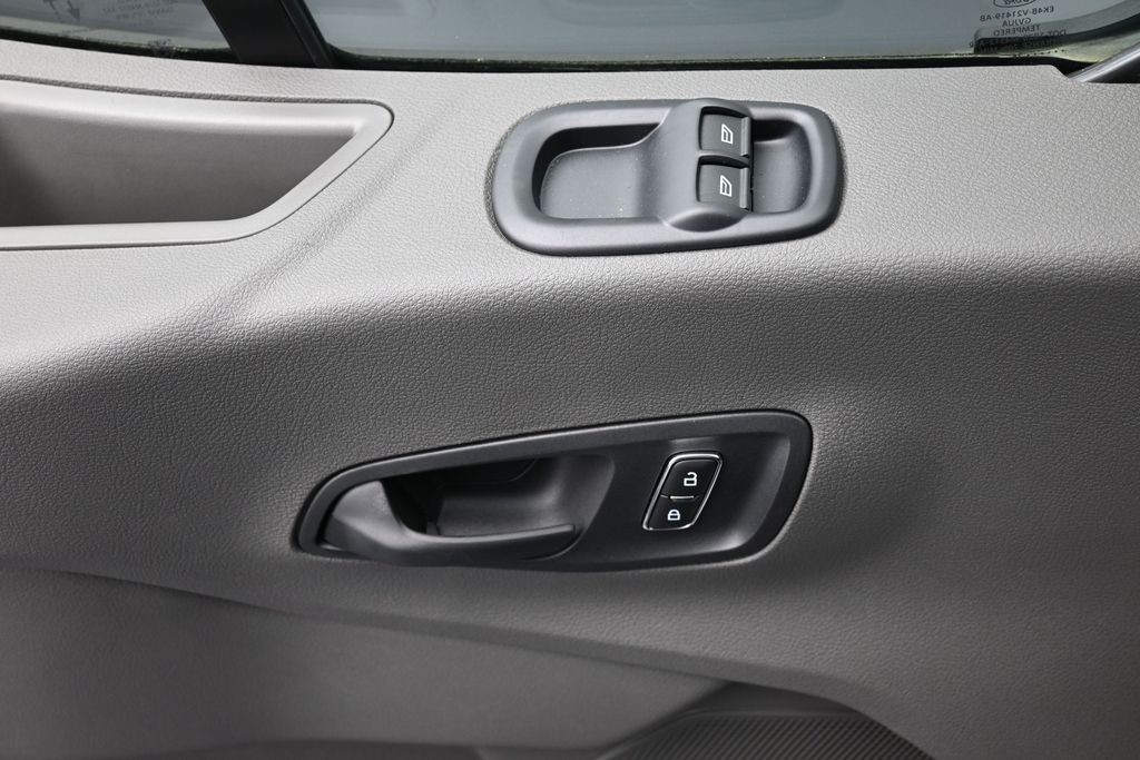 Ford Transit-350 Vehicle Full-screen Gallery Image 18