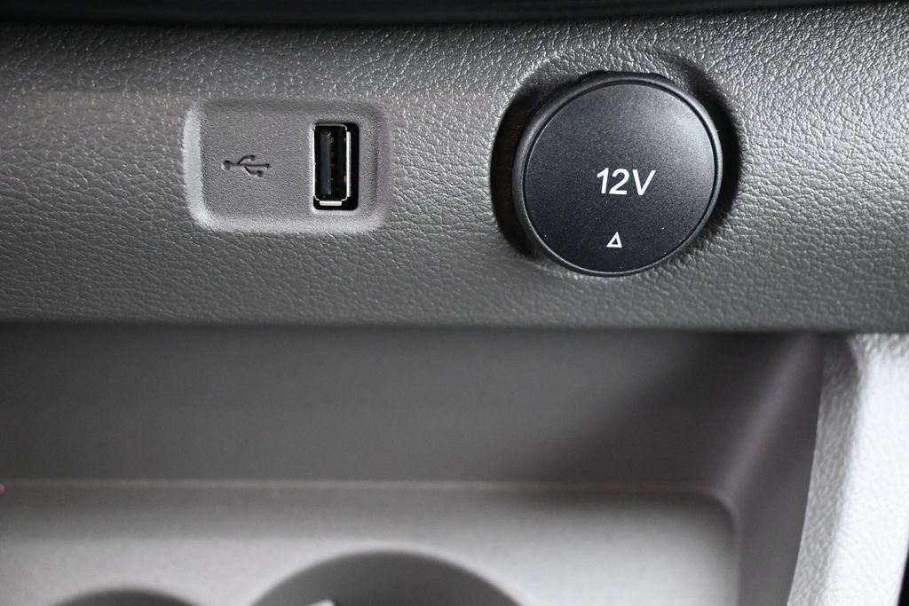 Ford Transit-350 Vehicle Full-screen Gallery Image 19