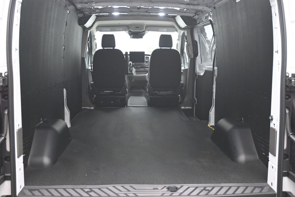 Ford Transit-350 Vehicle Full-screen Gallery Image 20