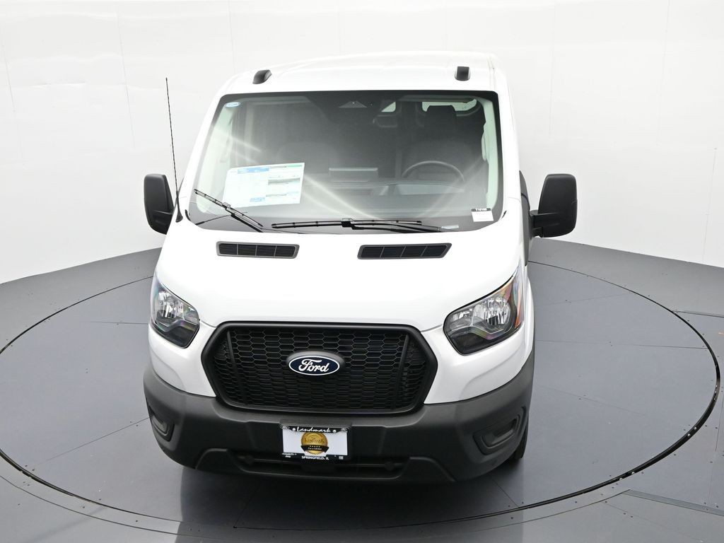 Ford Transit-350 Vehicle Full-screen Gallery Image 22