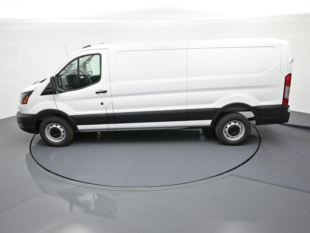 Ford Transit-350 Vehicle Full-screen Gallery Image 24