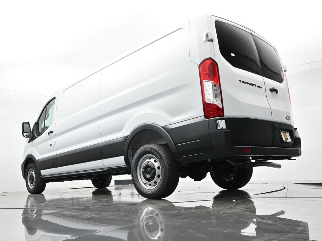 Ford Transit-350 Vehicle Full-screen Gallery Image 25