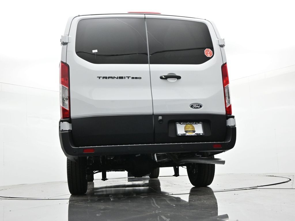 Ford Transit-350 Vehicle Full-screen Gallery Image 26