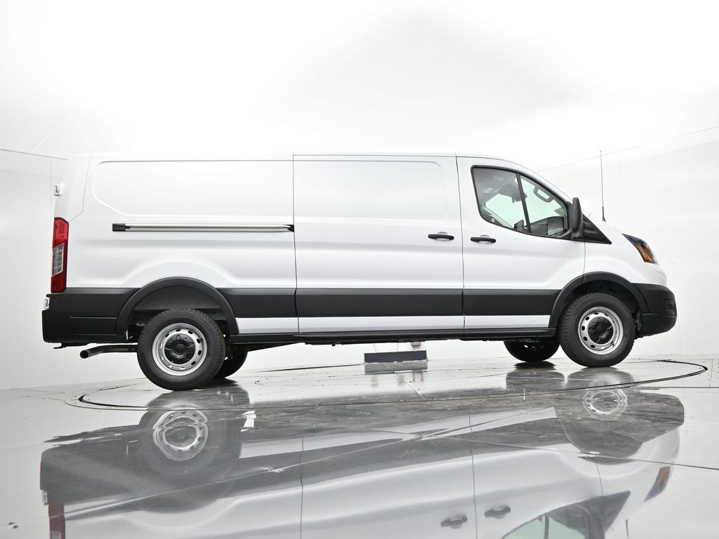 Ford Transit-350 Vehicle Full-screen Gallery Image 28