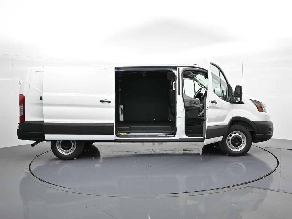 Ford Transit-350 Vehicle Full-screen Gallery Image 29