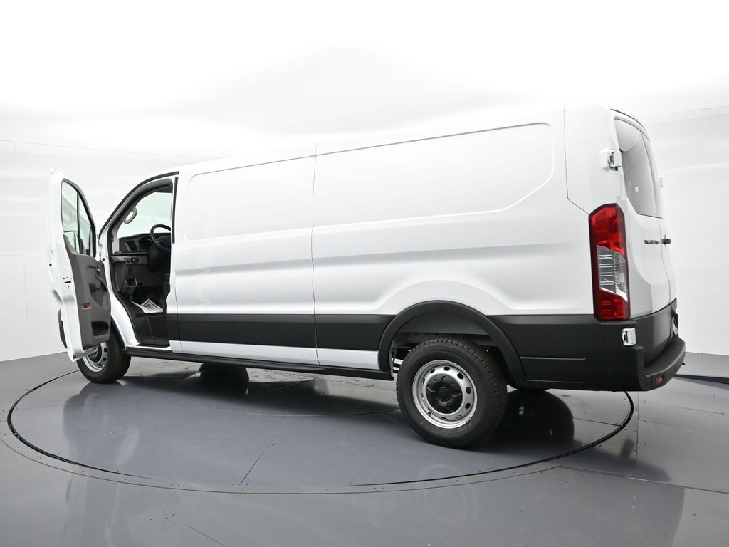 Ford Transit-350 Vehicle Full-screen Gallery Image 30