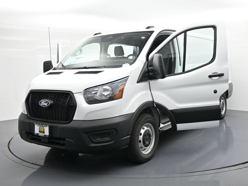 Ford Transit-350 Vehicle Full-screen Gallery Image 31